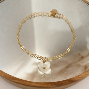 bracelet Anna en or gold filled 14k composé d'une fleur en nacre naturelle