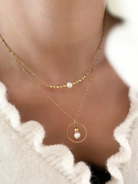 COLLIER AVA