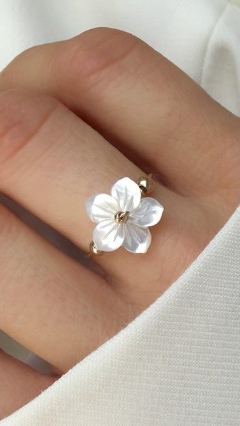 Bague Hanaé ornée d'une fleur de nacre blanche et fabriquée avec un fil d'or 