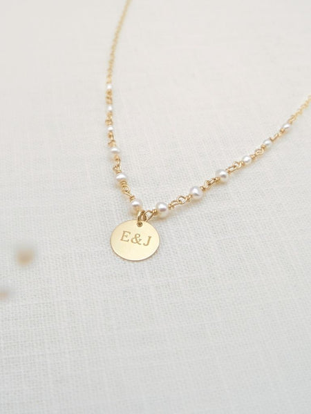 Collier Ondine composé de perles d'eau douce et d'une médaille personnalisable 