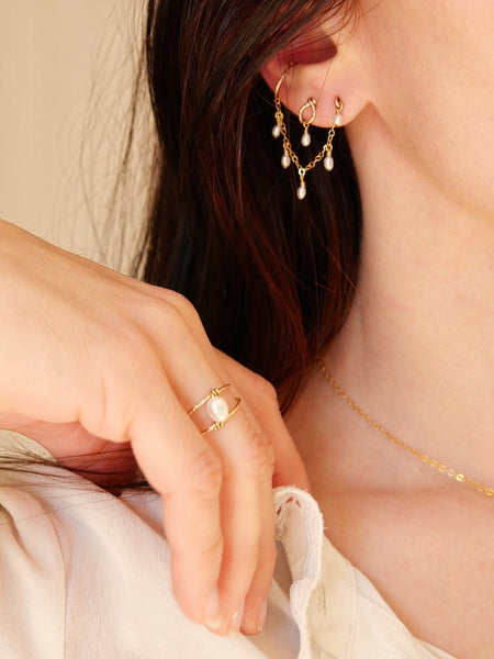 Ear cuff douceur en or laminé 14k composé de 5 perles d'eau douce 