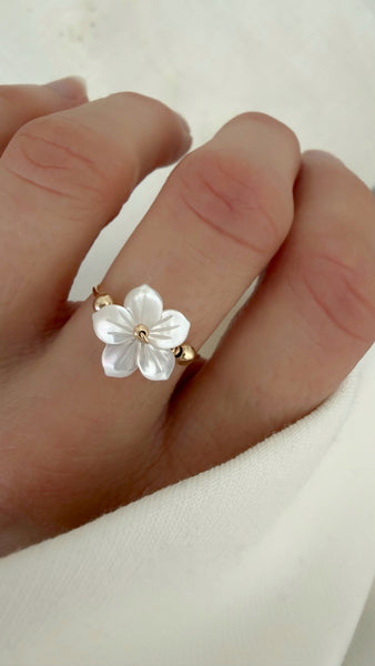Bague Hanaé ornée d'une fleur de nacre blanche et fabriquée avec un fil d'or 