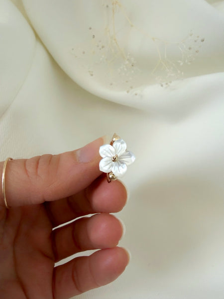 Bague Hanaé ornée d'une fleur de nacre blanche et fabriquée avec un fil d'or 