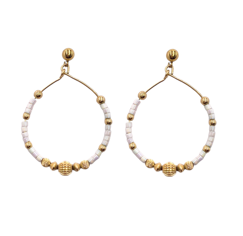 Créoles Moorea en or gold filled 14k composées de perles en verre blanches nacrées et de perles en plaqué gold filled