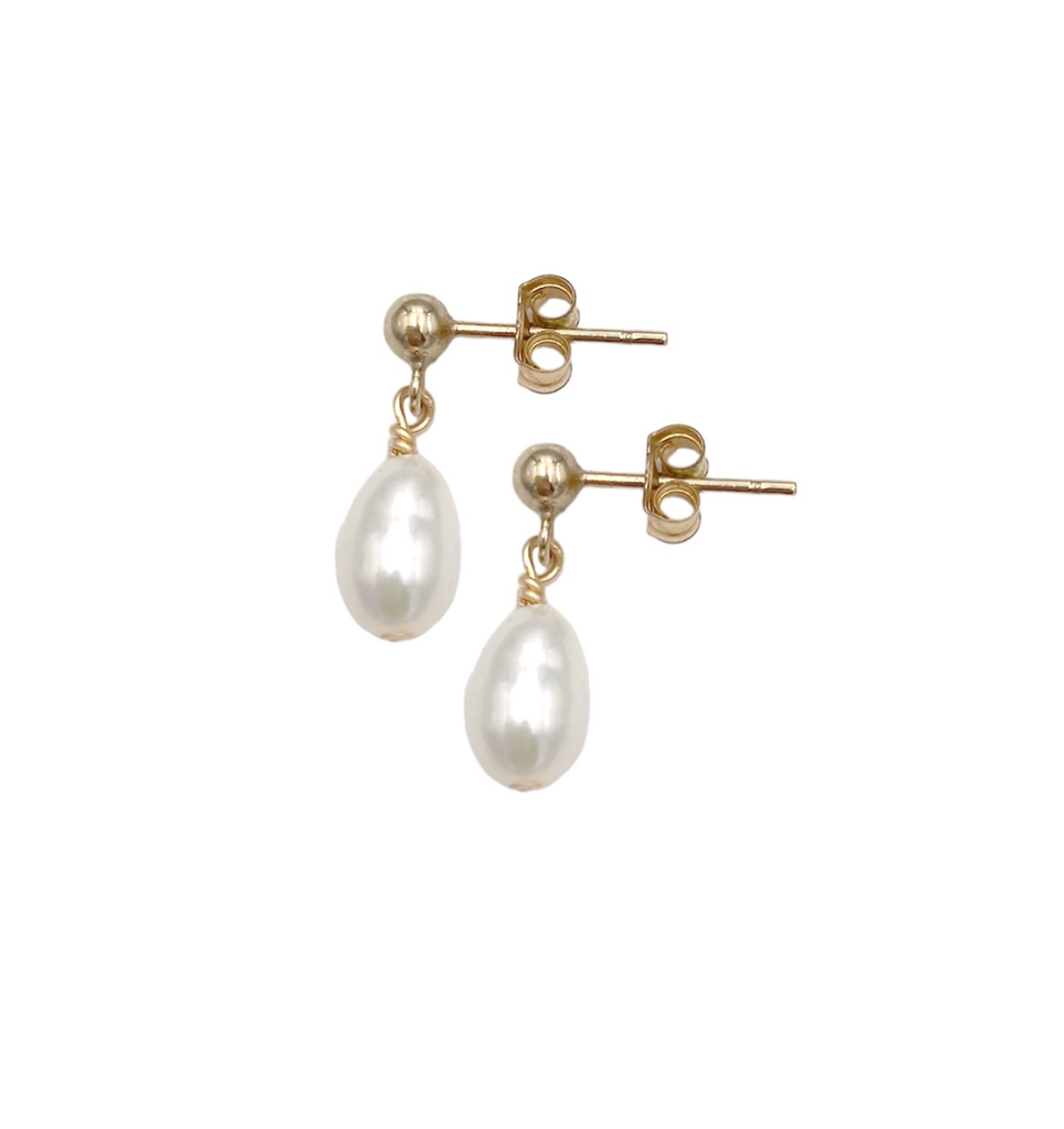 puces d'oreilles PEARL réalisées en Gold filled*14 carats, sont composées de perles de culture d'eau douce en forme de grain de riz.