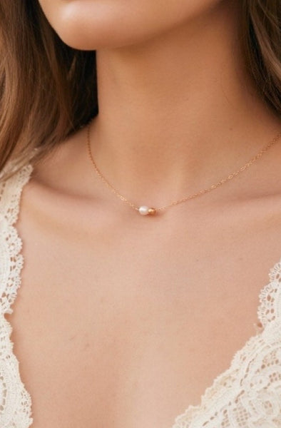 Minimaliste et bohème-chic à la fois, le collier de dos LIVIA, réalisé en Gold filled* 14 carats, est composé de perles de culture d’eau douce et de perles en or Gold filled.