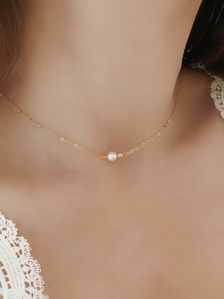 Minimaliste et bohème-chic à la fois, le collier de dos LIVIA, réalisé en Gold filled* 14 carats, est composé de perles de culture d’eau douce et de perles en or Gold filled.
