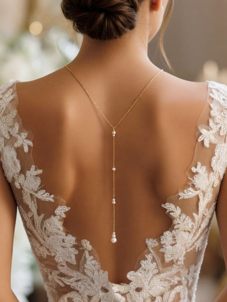 Collier de dos Poema réalisé en or laminé 14 carats et composé de perles d'eau douce