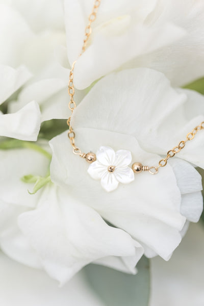 Collier HANAE et sa délicate fleur en nacre. Le collier est en or laminé gold filled et fait main dans mon atelier en Provence
