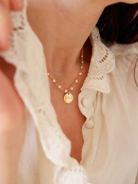 Collier Ondine composé de perles d'eau douce et d'une médaille personnalisable 