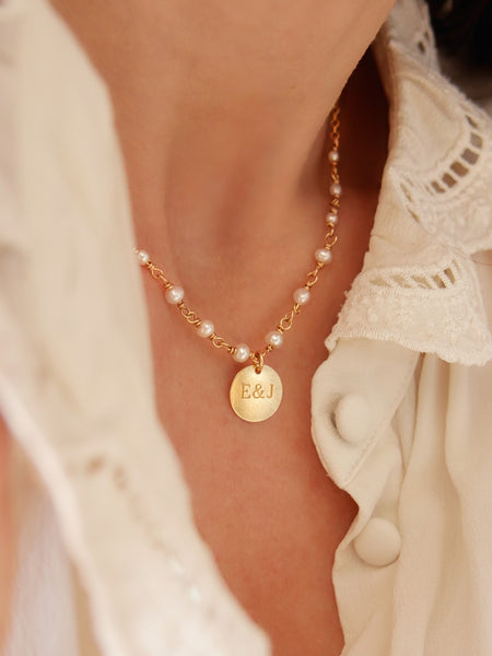 Collier Ondine composé de perles d'eau douce et d'une médaille personnalisable 