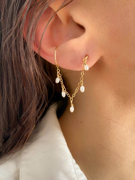 Ear cuff douceur en or laminé 14k composé de 5 perles d'eau douce 