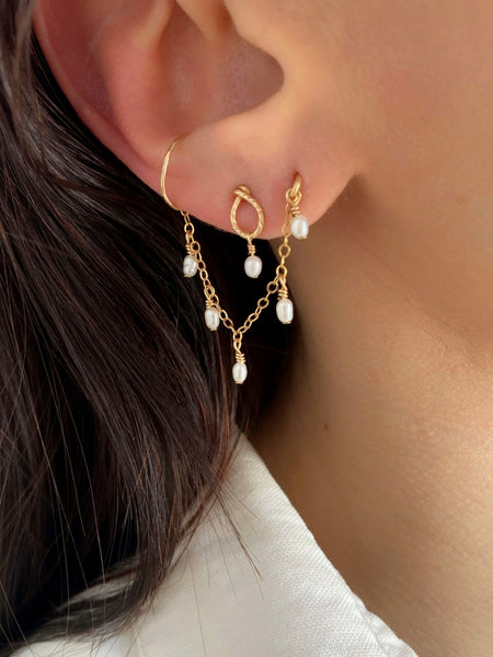 Ear cuff douceur en or laminé 14k composé de 5 perles d'eau douce 