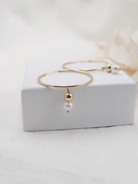 Créoles en or gold filled 14 carats composées de deux perles : une perle d'eau douce et une perle en or gold filled