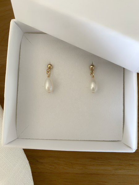 puces d'oreilles PEARL réalisées en Gold filled*14 carats, sont composées de perles de culture d'eau douce en forme de grain de riz.