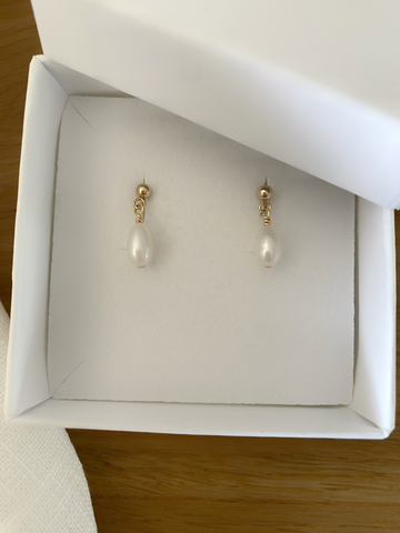 puces d'oreilles PEARL réalisées en Gold filled*14 carats, sont composées de perles de culture d'eau douce en forme de grain de riz.