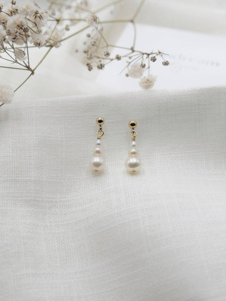 Féminines et élégantes, les boucles d'oreilles POEMA réalisées en plaqué or Gold filled* 14 carats, sont composées d’un dégradé de trois perles d'eau douce lumineuses
