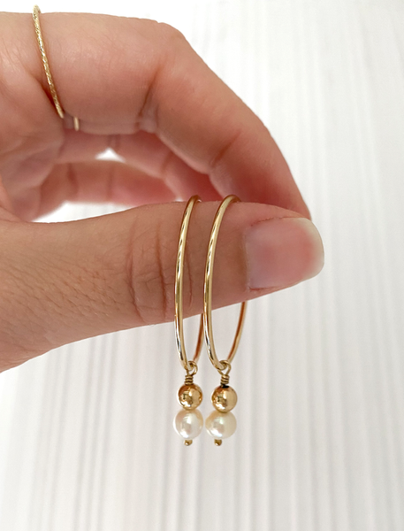 Créoles en or gold filled 14 carats composées de deux perles : une perle d'eau douce et une perle en or gold filled
