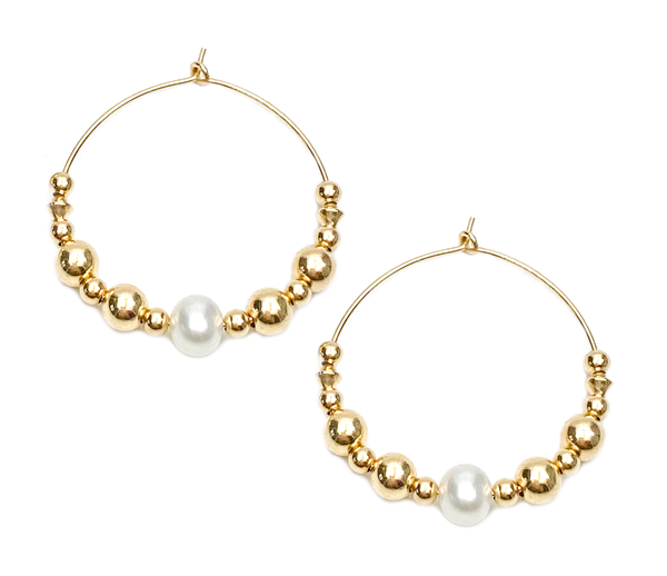 Boucles d'oreilles créoles Ava serties de perles remplies d'or 14k et d'une perle de culture d'eau douce