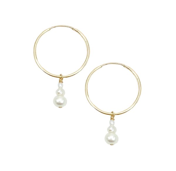 Féminines et élégantes, les créoles POEMA réalisées en plaqué or Gold filled* 14 carats, sont composées d’un dégradé de trois perles d'eau douce lumineuses.