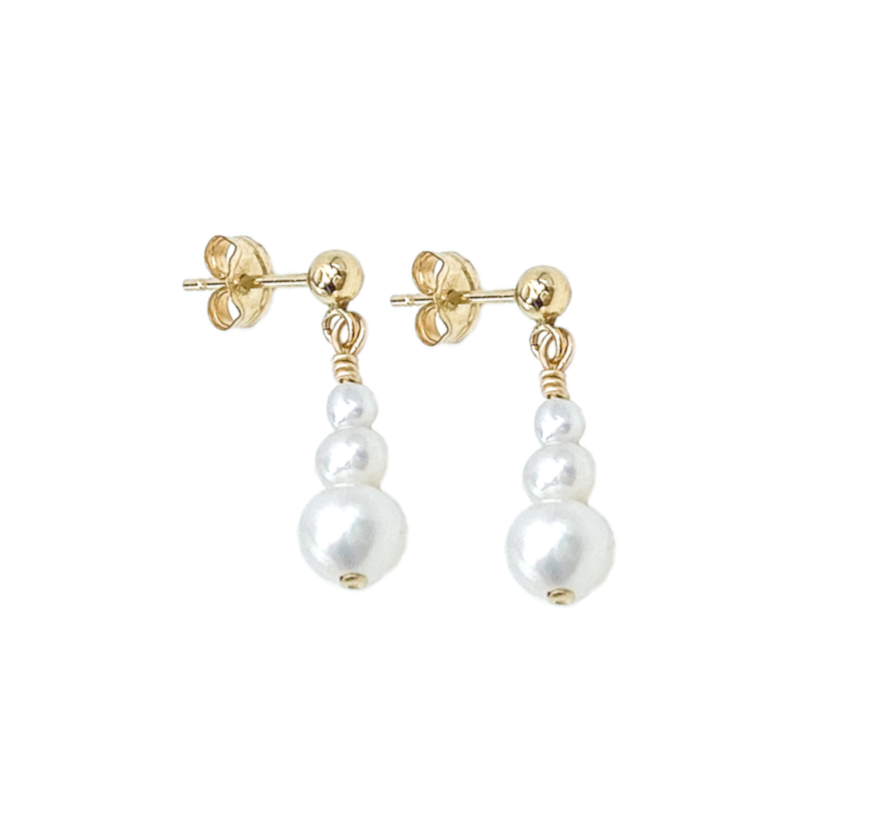 Féminines et élégantes, les boucles d'oreilles POEMA réalisées en plaqué or Gold filled* 14 carats, sont composées d’un dégradé de trois perles d'eau douce.