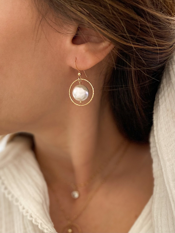 boucles d'oreilles nora en plaqué or gold filled 14k composé de perles d'eau douce 