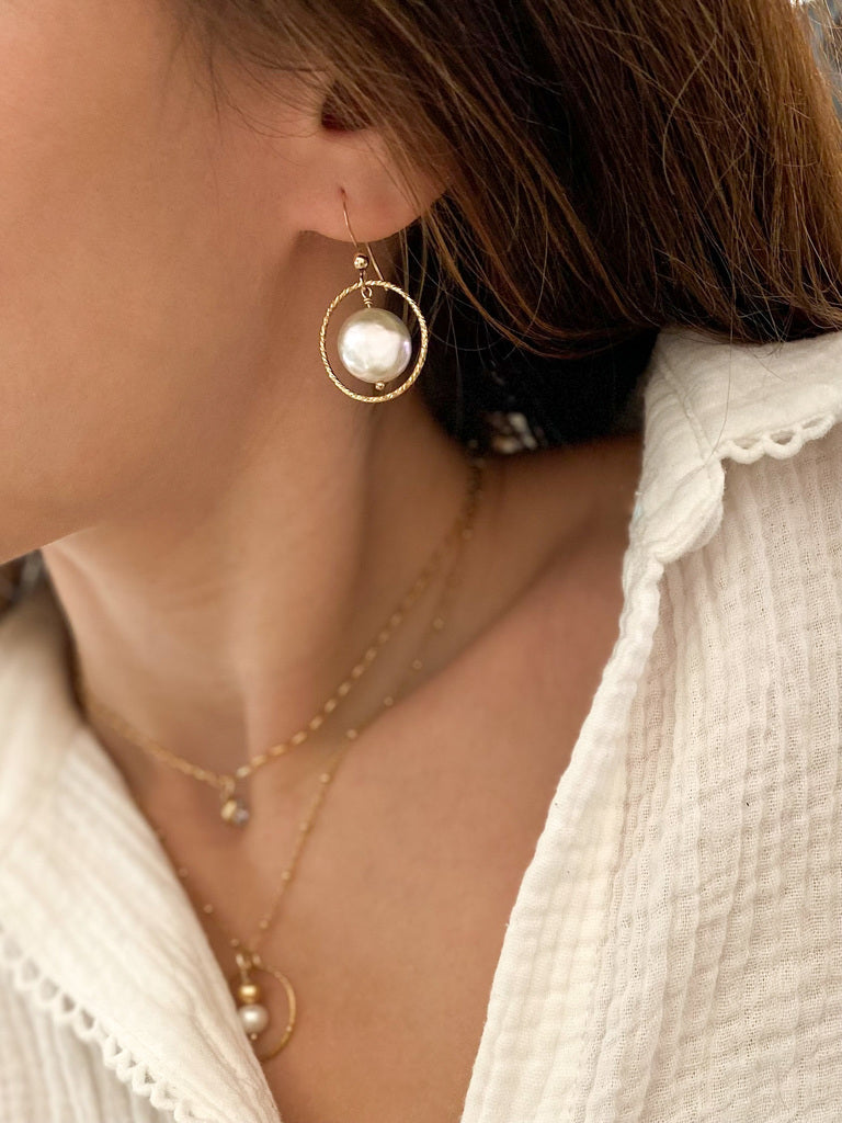 Boucles D'oreilles Anciennes Pendantes, Plaqué Or Filigrane & énorme Perle Naturelle - Occasion