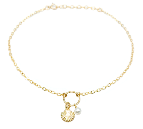 Le Bracelet SHELLY nous inspire l’été, le soleil, la mer… Réalisé en plaqué or Gold filled* 14 carats, il est composé d'un coquillage et d'une perle de culture d'eau douce.