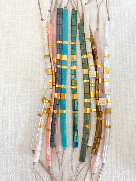 Bracelets composés de perles en verre japonaise et de perles plaqué or 24 carats 