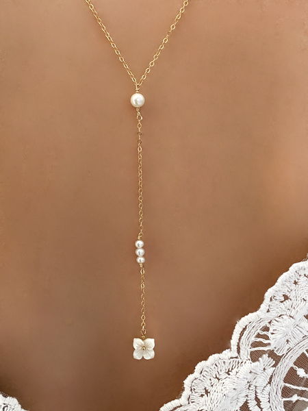 collier de dos fleur de tiaré en or gold filled 14 carats composé de fleurs en nacre et de perles d'eau douce naturelles