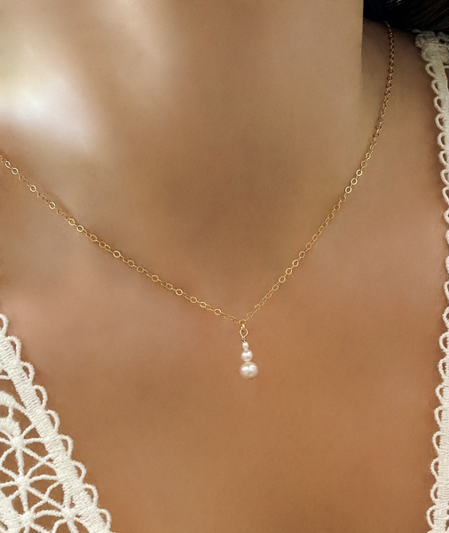 éminin et élégant, le collier de dos POEMA réalisé en plaqué or Gold filled* 14 carats, est composé d’un dégradé de perles d'eau douce lumineuses.
