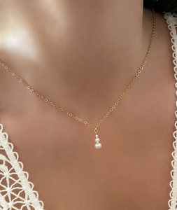 collier Poema composé de perles d'eau douce blanches et lumineuses, en or gold filled 14 carats 