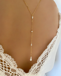 féminin et élégant, le collier de dos POEMA réalisé en plaqué or Gold filled* 14 carats, est composé d’un dégradé de perles d'eau douce lumineuses.