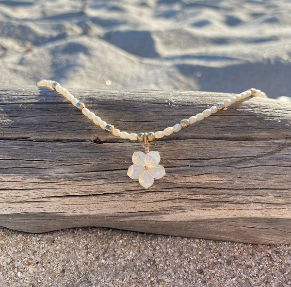 collier Flora en perles de culture d'eau douce et pendentif fleur de nacre 