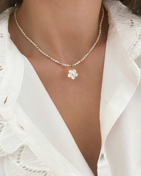 collier Flora en perles de culture d'eau douce et pendentif fleur de nacre 