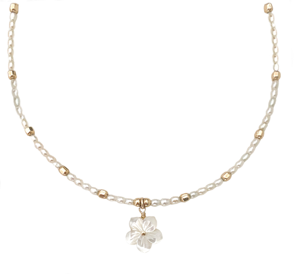 collier Flora en perles de culture d'eau douce et pendentif fleur de nacre