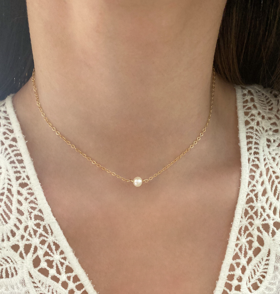 collier pearl en gold filled 14k composé d'une fine chaîne et d'une perle d'eau douce
