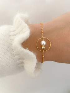 bracelet livia en plaqué or gold filled 14 carats composé d'un cercle diamanté orné de deux perles