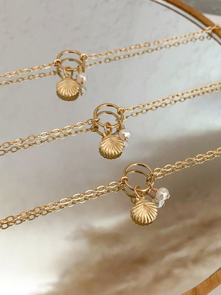 Bracelet de cheville Shelly en gold filled 14 carats orné d'un coquillage et d'une perle d'eau douce