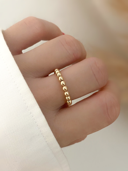 féminine et intemporelle, la bague STELLA, réalisée en plaqué or Gold filled*14 carats, est composée de perles ronde de 3 mm