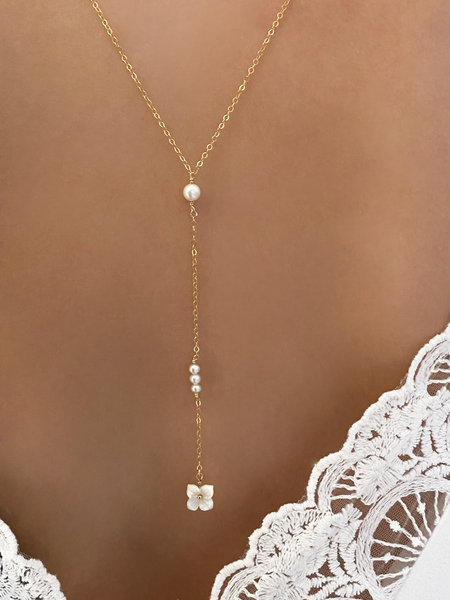 collier de dos fleur de tiaré en or gold filled 14 carats composé de fleurs en nacre et de perles d'eau douce naturelles