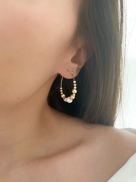 Boucles d'oreilles créoles Ava serties de perles remplies d'or 14k et d'une perle de culture d'eau douce