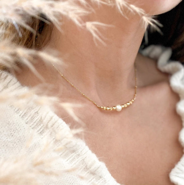 collier ava en plaqué or gold filled 14k composé de perles brillantes et d'une perle de culture d'eau douce 