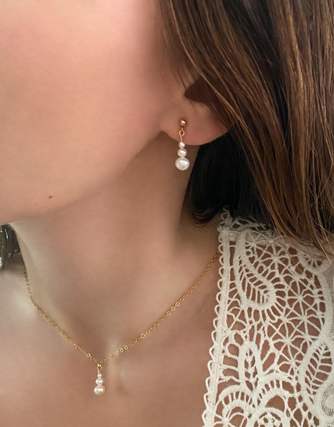 Féminin et élégant, le collier de dos POEMA réalisé en plaqué or Gold filled* 14 carats, est composé d’un dégradé de perles d'eau douce lumineuses.